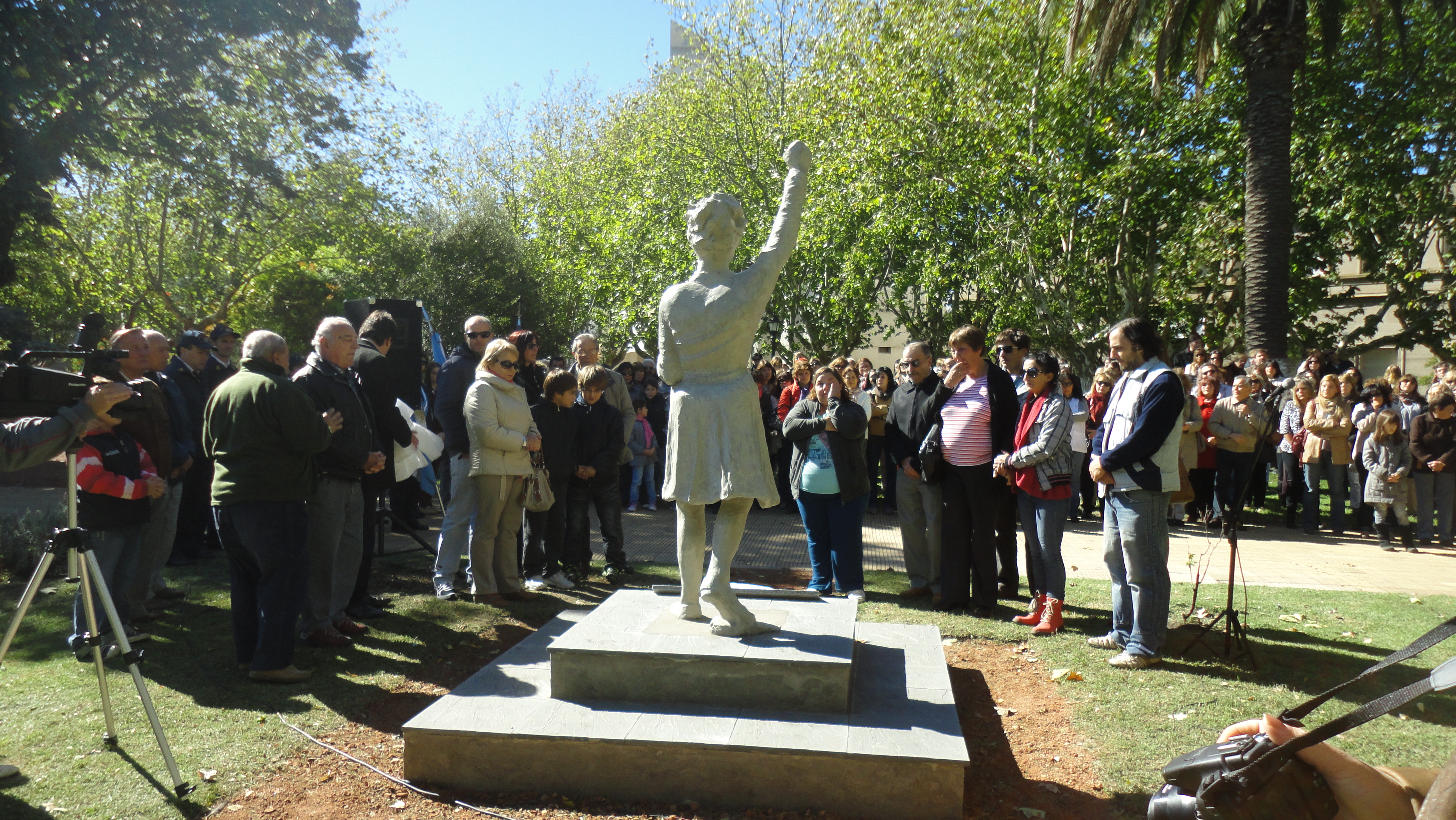 Monumento al docente en Gonzalea Chaves