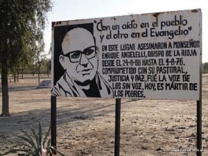 Monseñor Angelelli fue asesinado mientras viajaba por la ruta nacional 38 de regreso a la ciudad de La Rioja. Durante décadas, las agencias de la represión intentaron instalar la versión de un presunto accidente